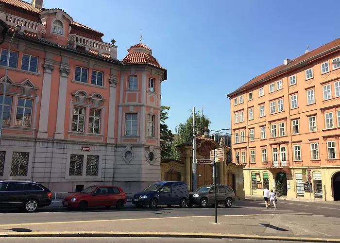Charles Square 3*