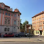Charles Square 3*