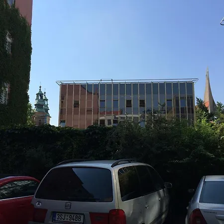 Hotel Charles Square