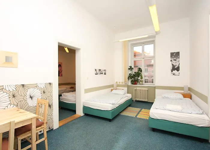 Charles Square 3*